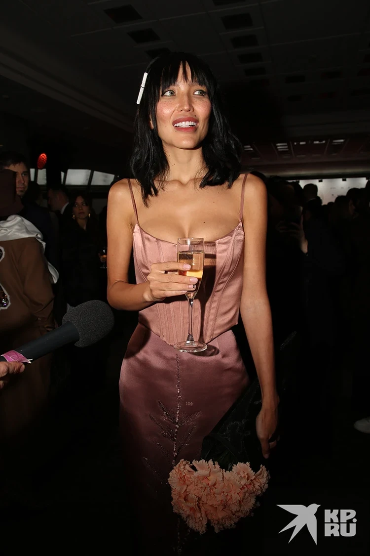 Молодая супруга Цекало Дарина Эрвин удивила необычным образом: сумка в виде букета цветов и «сигаретка за ухом»