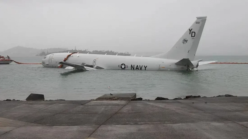 ВМС США показали разрушение противолодочного самолёта P-8A Poseidon