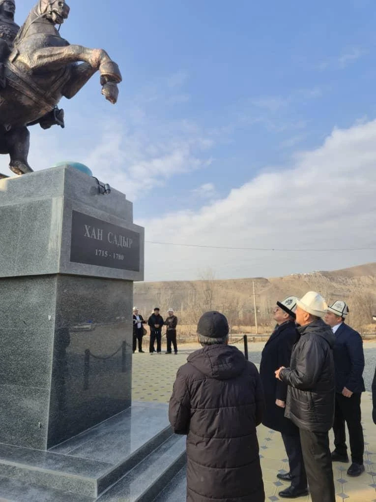 В Кыргызстане открыт памятник хану Садыру