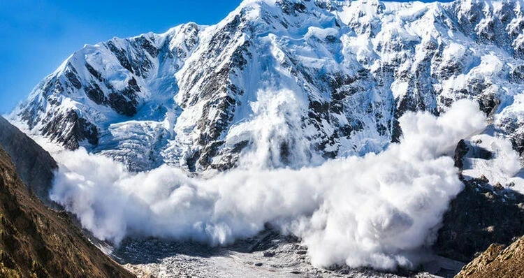 Штормовое предупреждение: на дорогах угрозы схода лавин и гололед