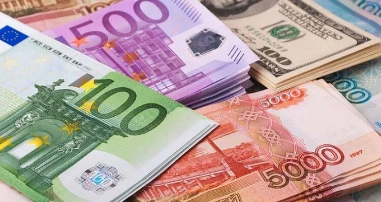 Рубль продолжает обваливаться, тенге тоже дешевеет. Курс валют на 15 декабря