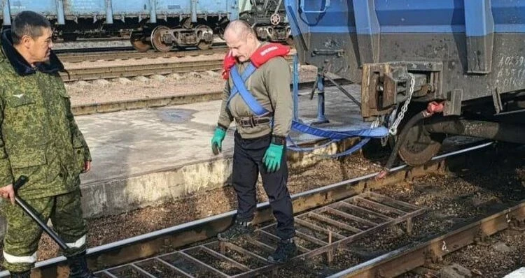 Кыргызстанец установил новый рекорд. Он переместил семь вагонов на шесть метров