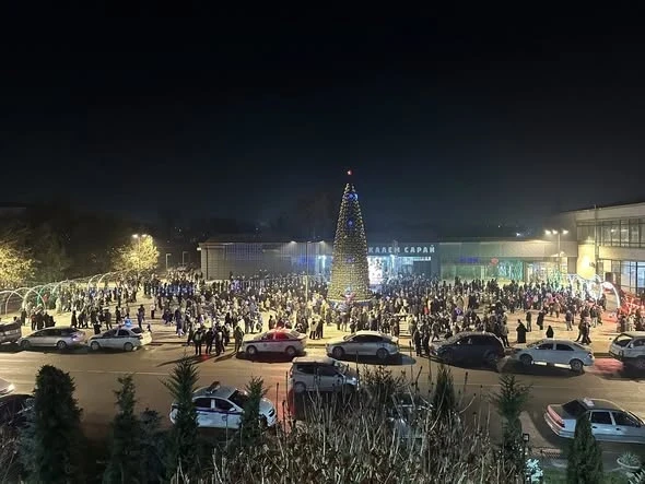 В Баткене зажгли новогоднюю елку