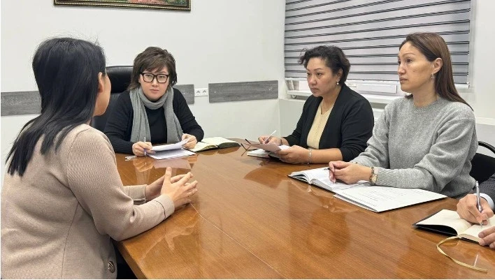 Женщина пожаловалась омбудсмену на затягивание дела о многоженстве и отказ мужа от сына