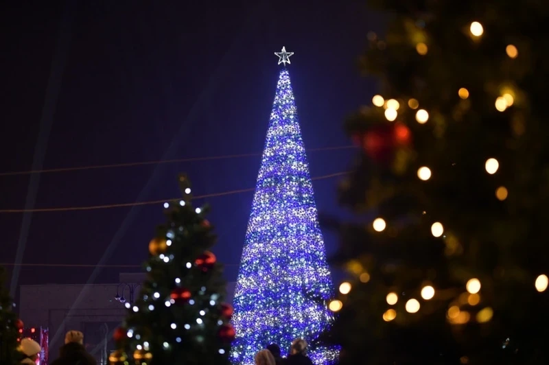 Как выглядят главные новогодние елки в городах Кыргызстана в 2025 году