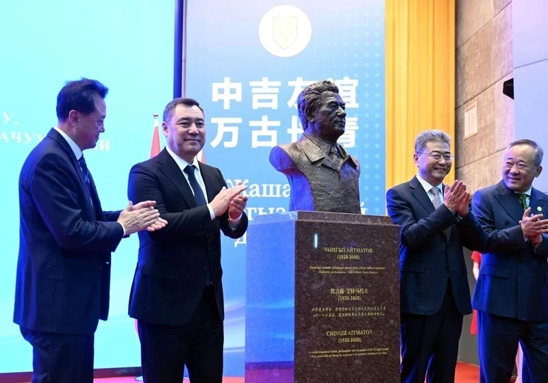 Посетил более 10 стран. Куда летал Садыр Жапаров в уходящем году