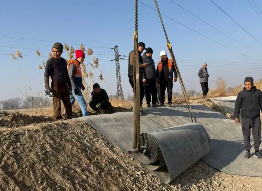 На канал «Р-7» в Аламединском районе укладывается бетонное полотно