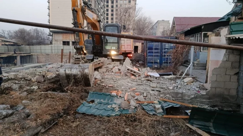 Мэрия Бишкека освободила территорию, равную площади 18 футбольных полей по стандарту ФИФА