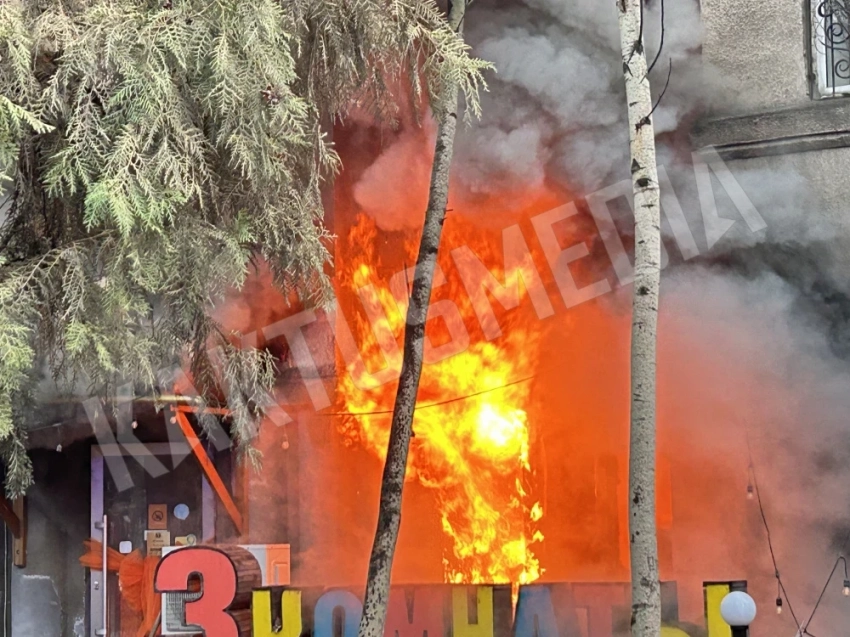 В центре Бишкека произошел пожар. Фото и видео