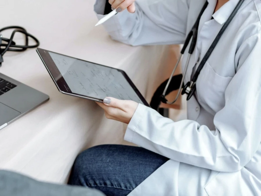 Минздрав КР приостановил работу 263 частных клиник