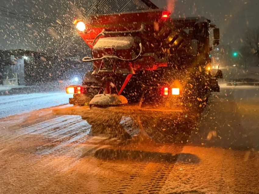 Снегопад накрыл Бишкек: город убирают спецмашины и дежурные бригады