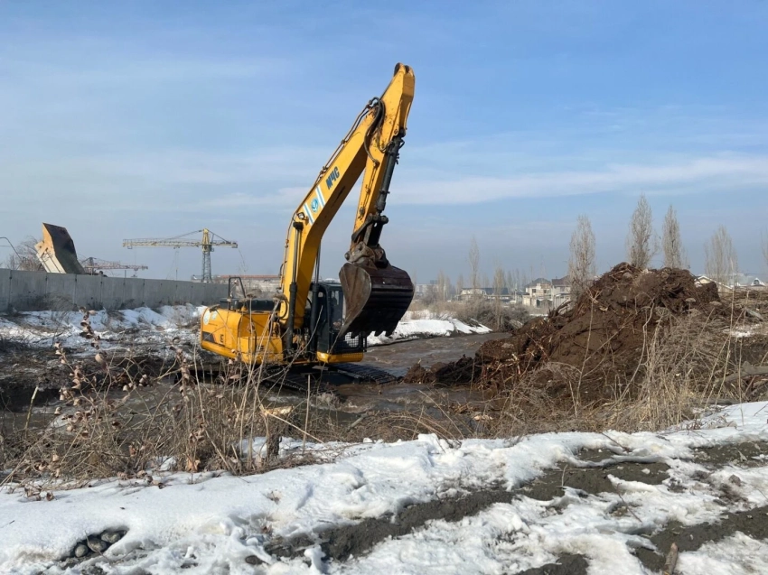 В Бишкеке продолжаются работы по очистке и благоустройству рек и каналов