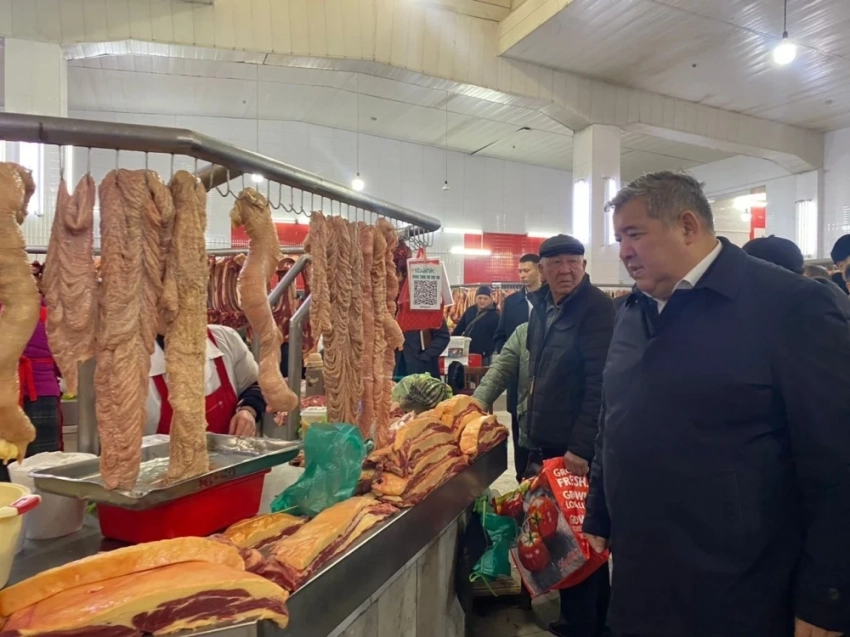 На Ошском рынке проверили цены на мясо