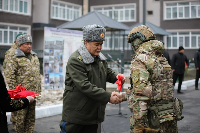 Ключи от служебных квартир в Сулюкте вручил военнослужащим глава ГКНБ