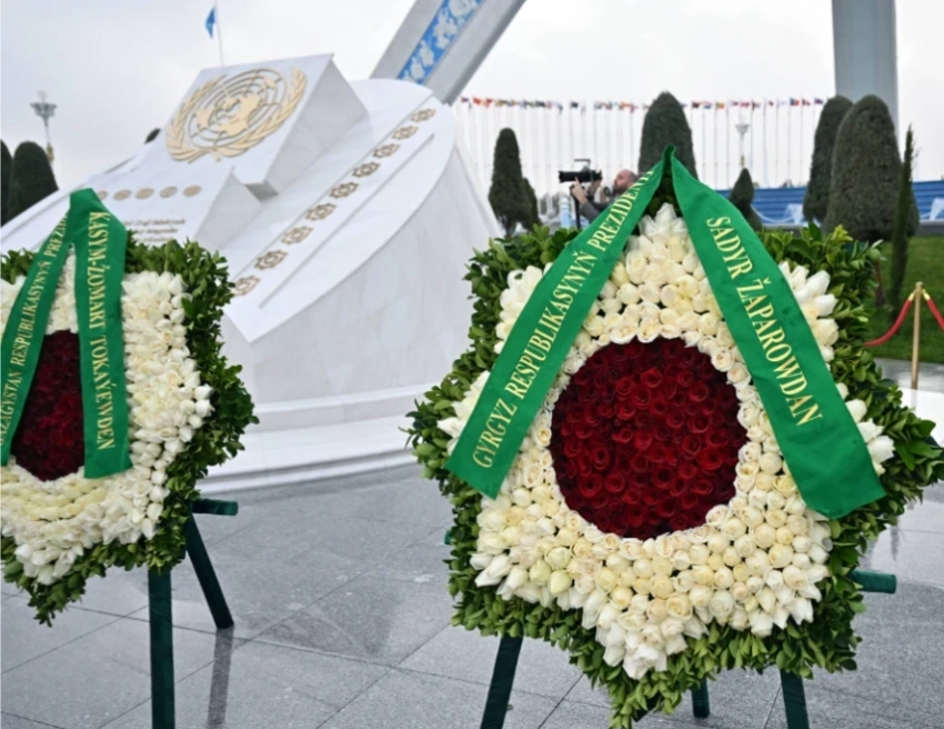 Садыр Жапаров возложил цветы к Монументу нейтралитета в Ашхабаде