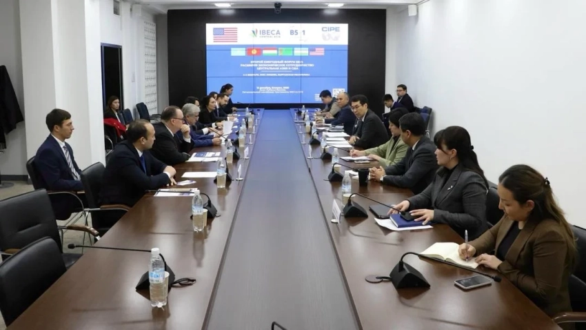 Кыргызстан презентовал дипкорпусу ключевые направления форума «В5+1»