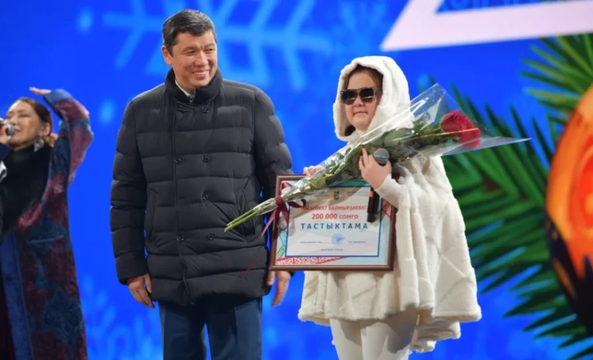 Мэр Бишкека вручил 200 тыс. сомов горожанке на проведение операции