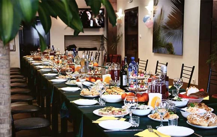 В госорганах КР запретили новогодние корпоративы и подарки начальникам