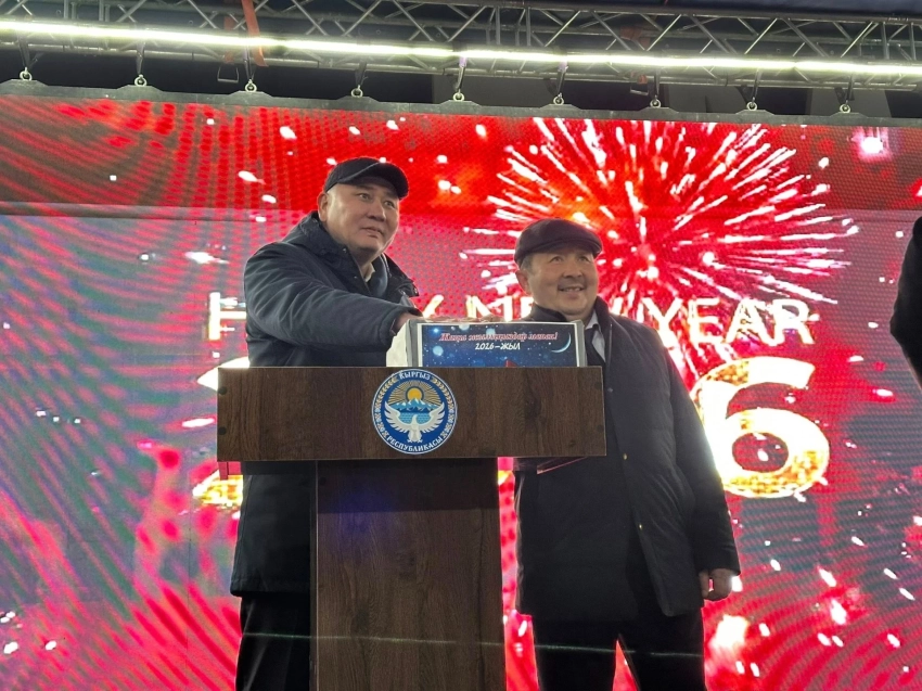 В Баткене зажгли новогоднюю елку