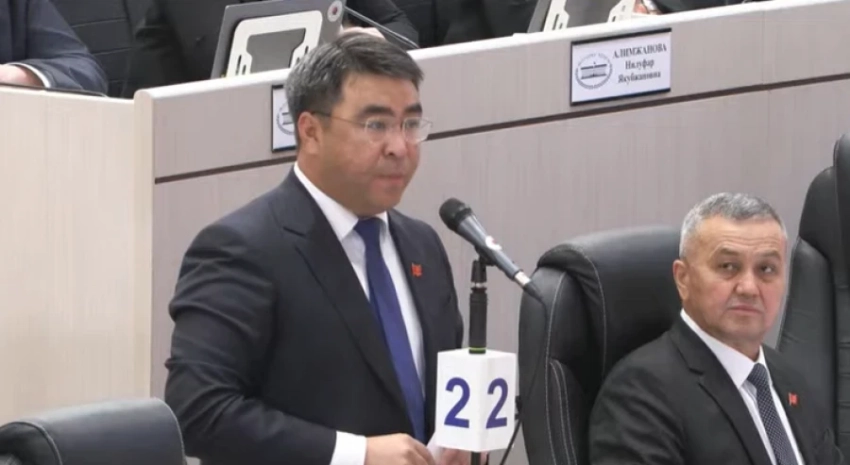 Жанар Акаев призвал депутатов не разочаровывать кыргызстанцев с первого дня работы