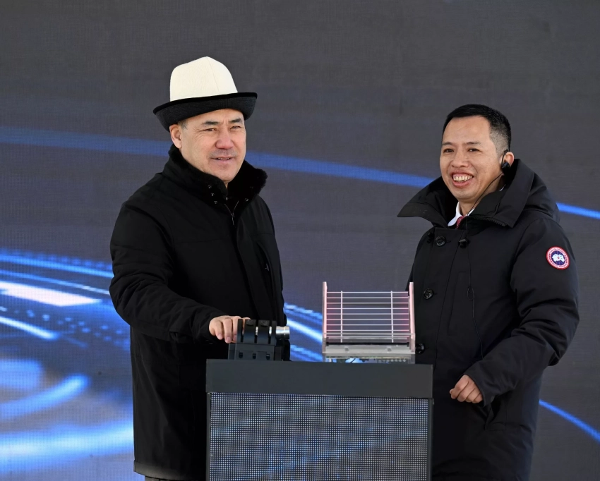 Садыр Жапаров запустил первую солнечную электростанцию мощностью 100 мегаватт в Кемине