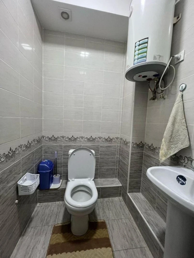 Камчыбек Ташиев лично вручил родителям тройняшек ключи от двухкомнатной квартиры