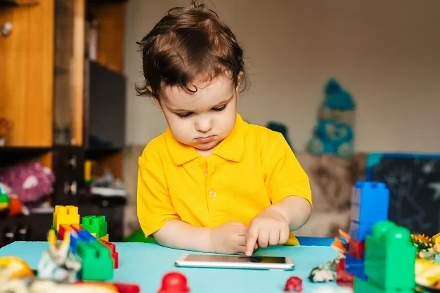 Врачи и психологи рассказали о негативных последствиях гаджетов для детей