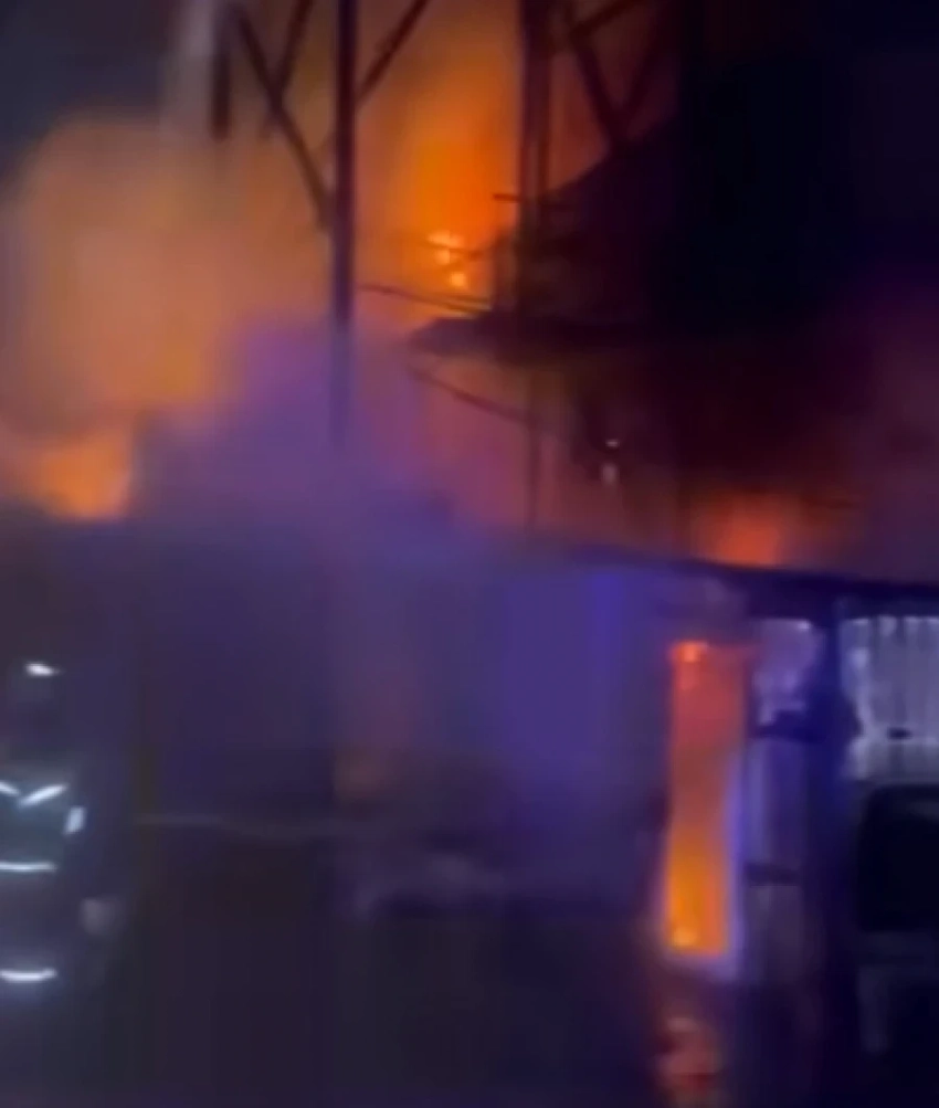 Ночью в Бишкеке загорелся склад с автозапчастями