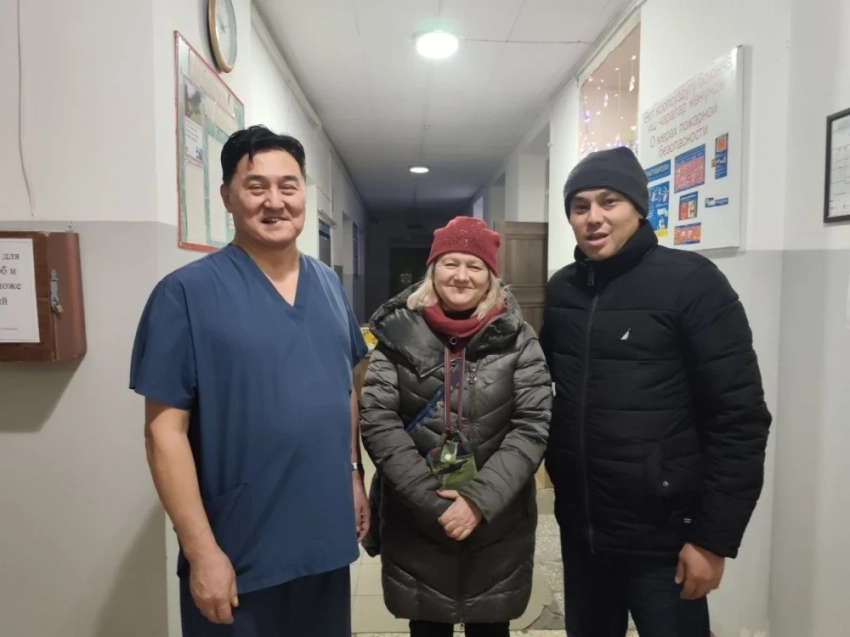 Фермерская ярмарка в Бишкеке поздравила врачей скорой помощи с Новым годом