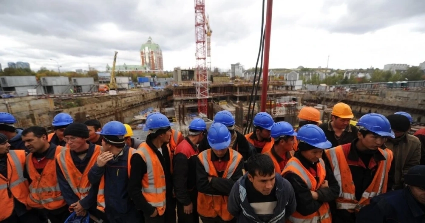 Выдворенных из РФ мигрантов в 2025 году стало на треть меньше