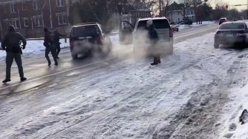 В США вспыхнули протесты после гибели женщины во время операции миграционной службы