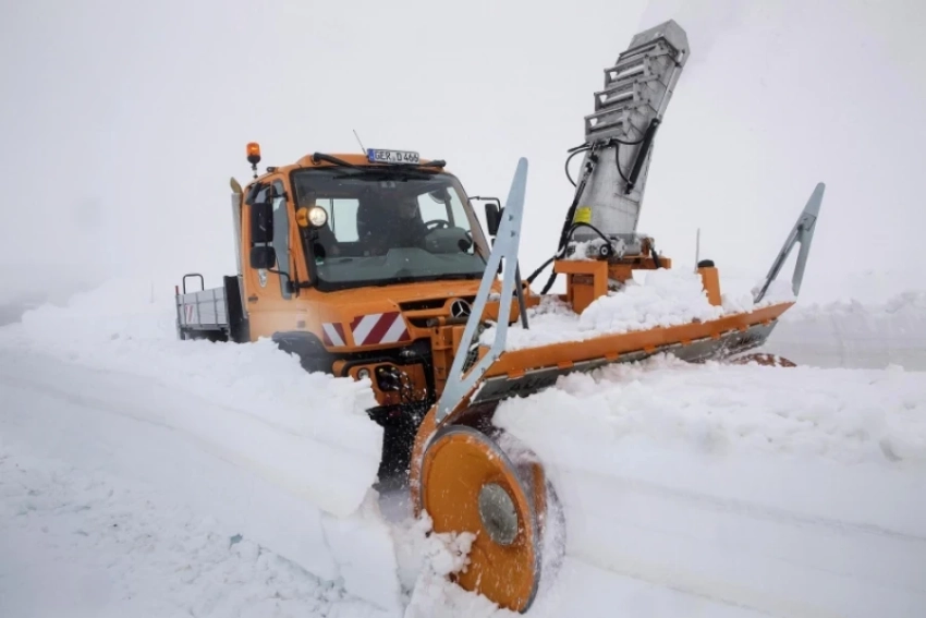 Из-за сильного снегопада две автодороги временно закрыты для проезда