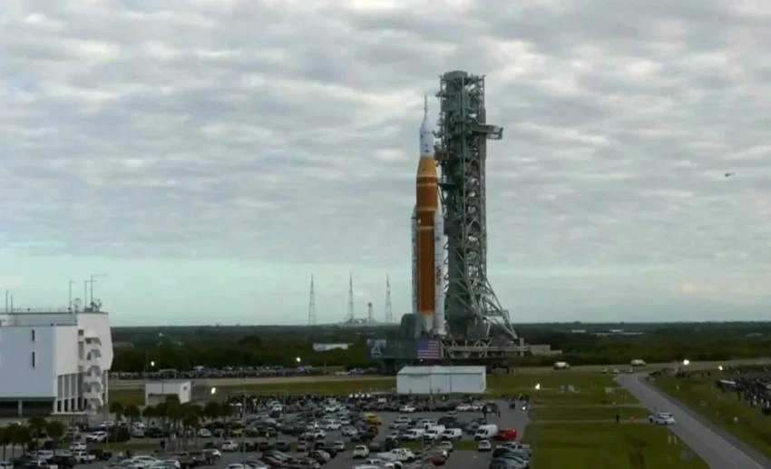 NASA готовит старт ракеты с астронавтами к Луне