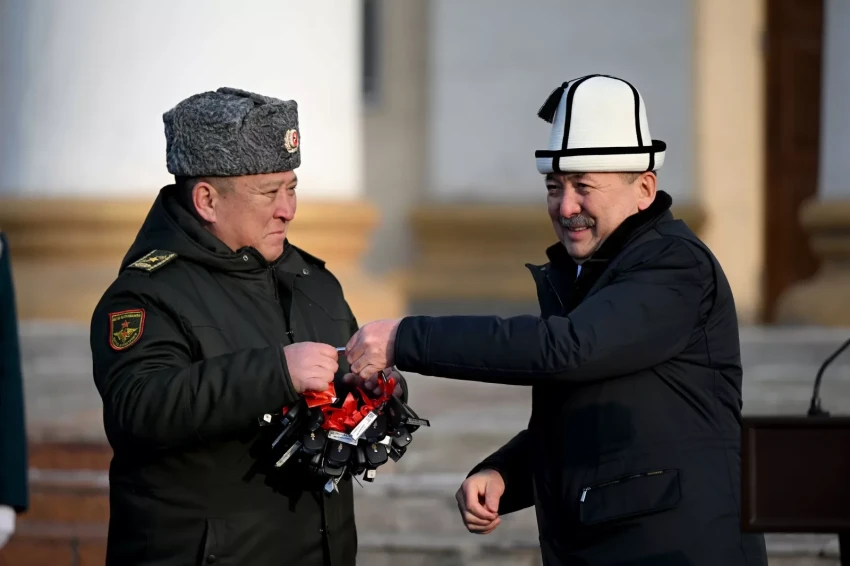 Адылбек Касымалиев вручил Минобороны более 80 автомобилей