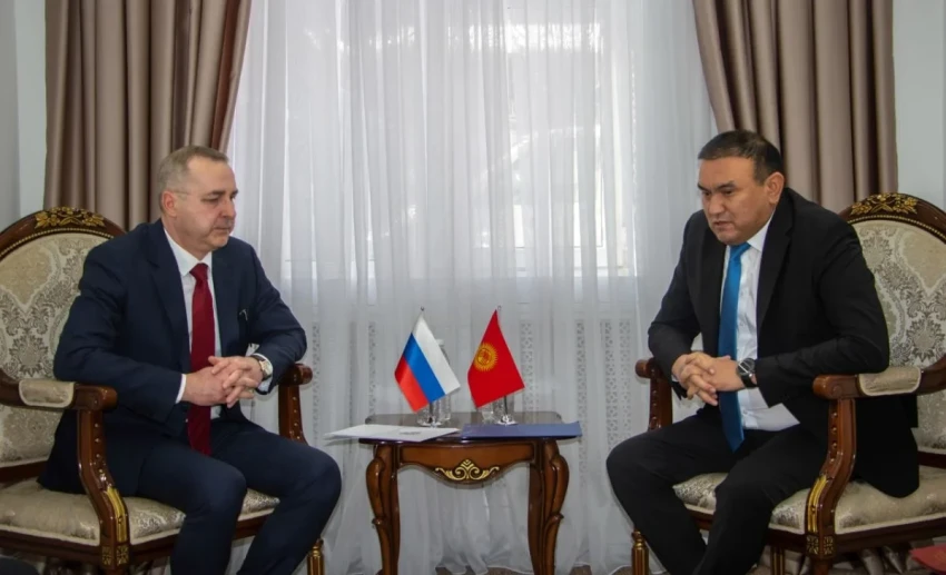 Генконсул России в Оше вручил консульский патент замглавы МИД КР