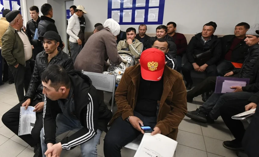 Минтруда разъяснило порядок законного трудоустройства кыргызстанцев в России