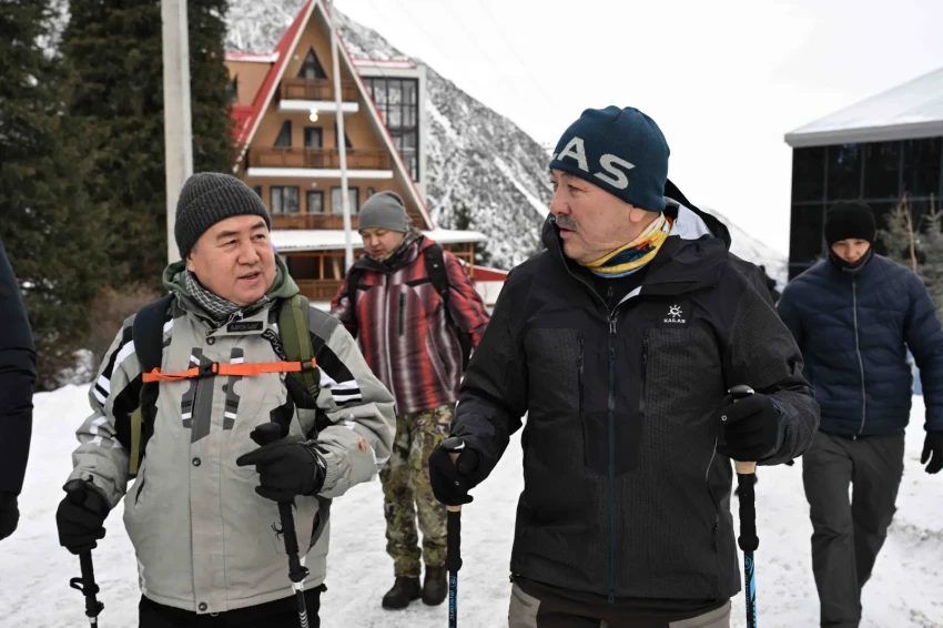 Члены кабмина и Аппарата президента совершили горный поход в парке «Ала-Арча»