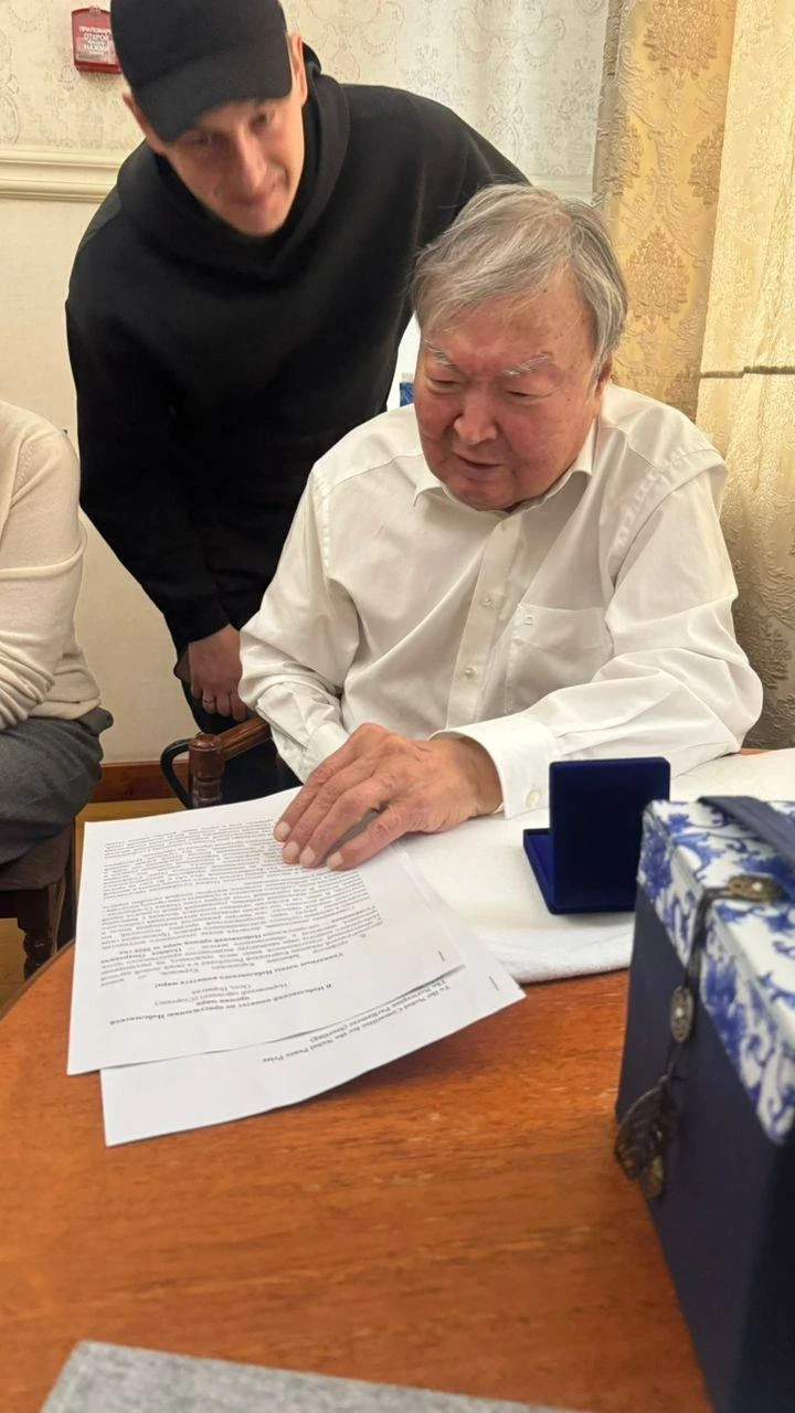 Внучка Айтматова встретилась с поэтом Олжасом Сулейменовым