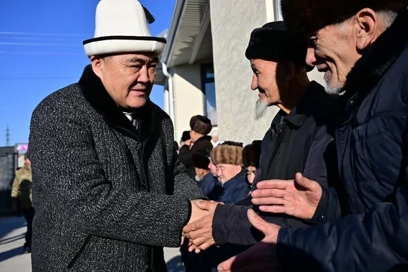 Камчыбек Ташиев помог сельскому молдо достроить дом в Сузакском районе