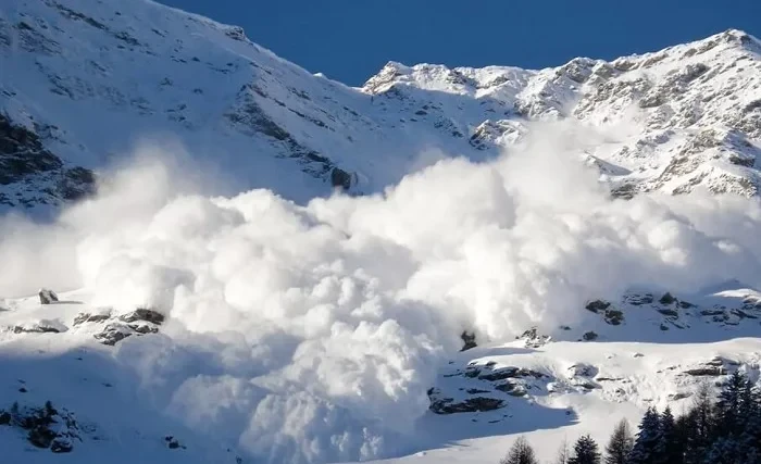 МЧС предупреждает о лавиноопасной обстановке на перевалах