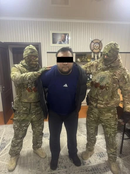 Обыски у ОПГ в Балыкчи: изъято оружие, пойман мошенник