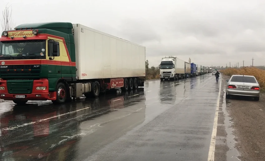 ЕЭК разъяснила скопление грузовиков на кыргызско-казахской границе