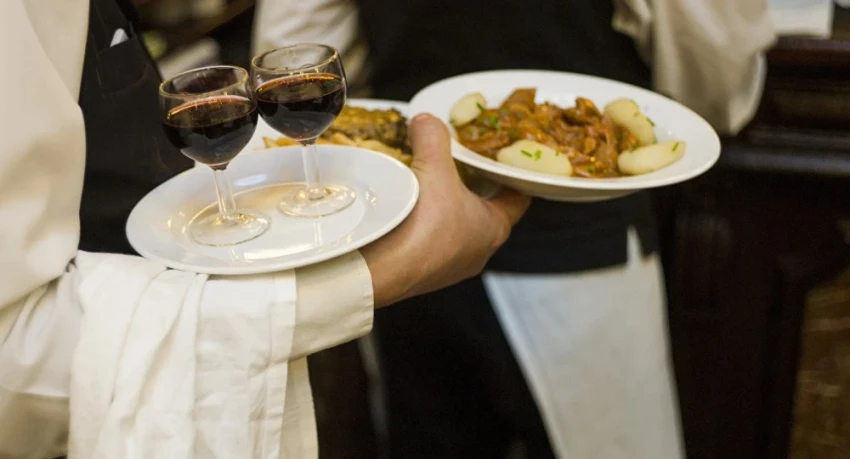 Первый зампред кабмина: Рестораны и кафе не имели права плату за обслуживание в 15% включать в стоимость блюд