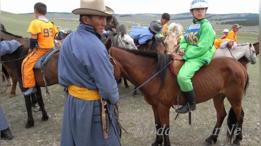 Как австралийский мальчик осуществил свою мечту, приняв участие в скачках в Монголии. Видео