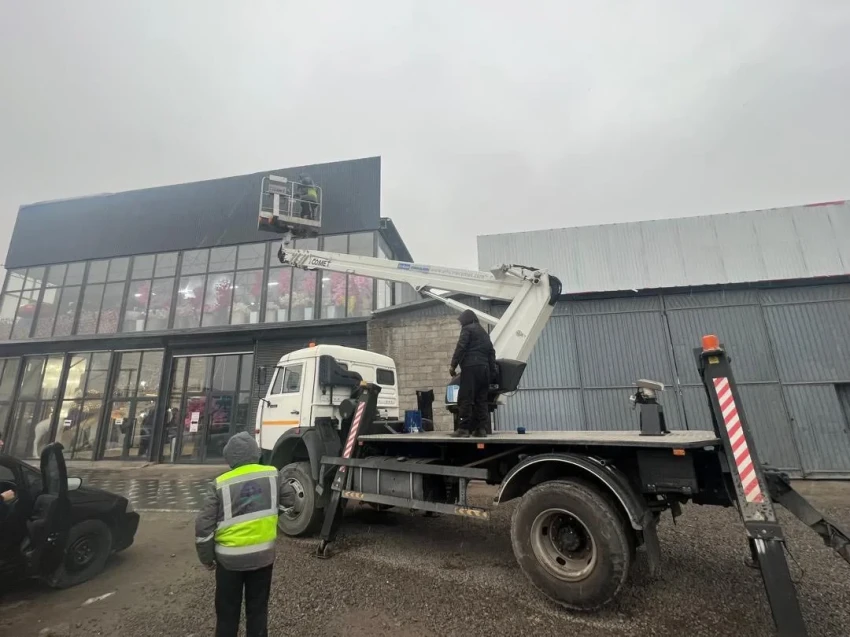 Вокруг рынка «Дордой» демонтировали незаконные ограждения и рекламные конструкции