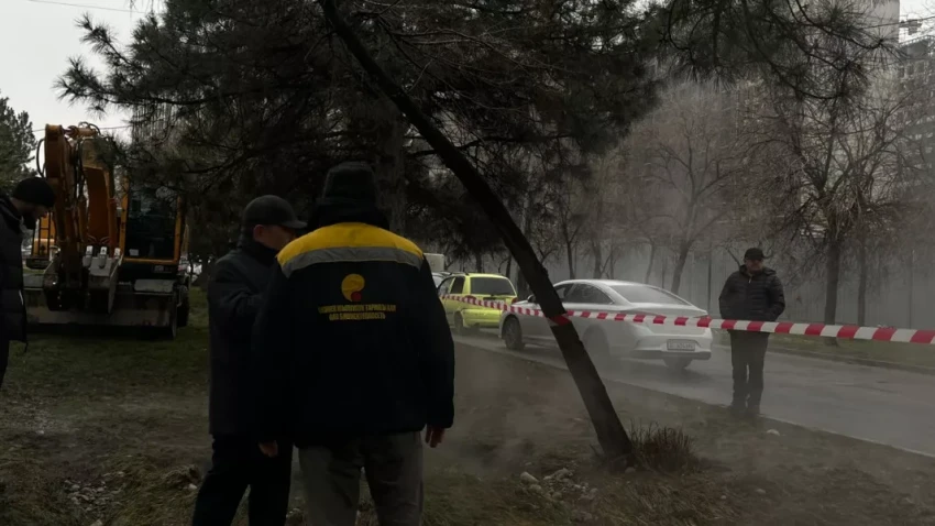 “Бишкектеплосеть” устраняет порыв на тепловой сети по улице 7 Апреля