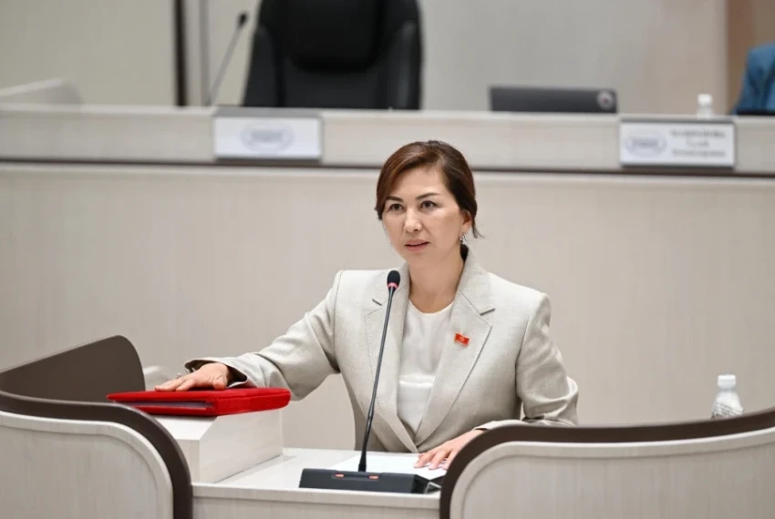 Некоторые артисты национального драмтеатра имени Абдымомунова живут семьями в складских помещениях