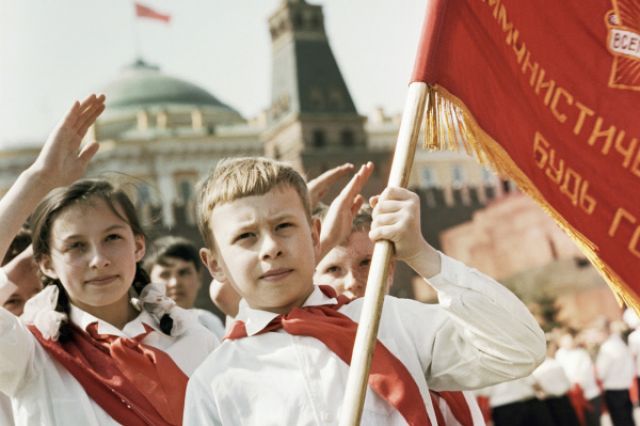 19 мая в СССР отмечали День пионерии, и дарили открытки с поздравлениями